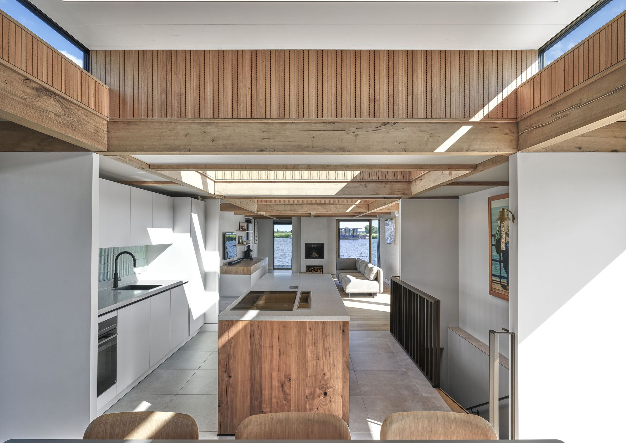 Keuken met een eiken keukeneiland in het midden van de woning