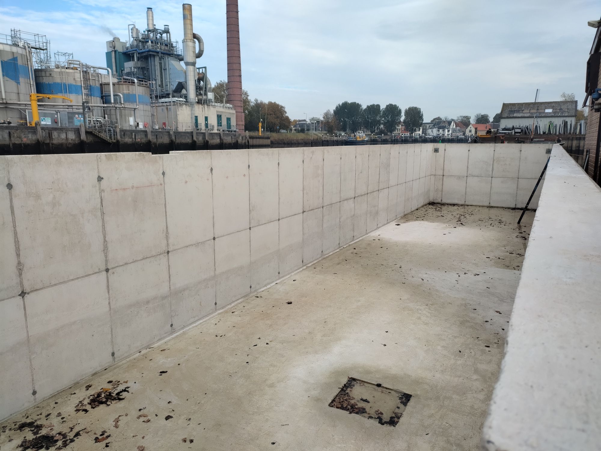 Lege betonnen bak met gladde wanden op de werf in Gouda