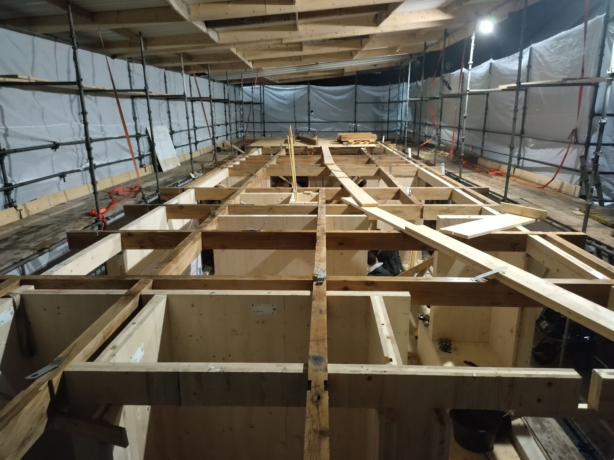 Houten dakbalken van een woning in aanbouw